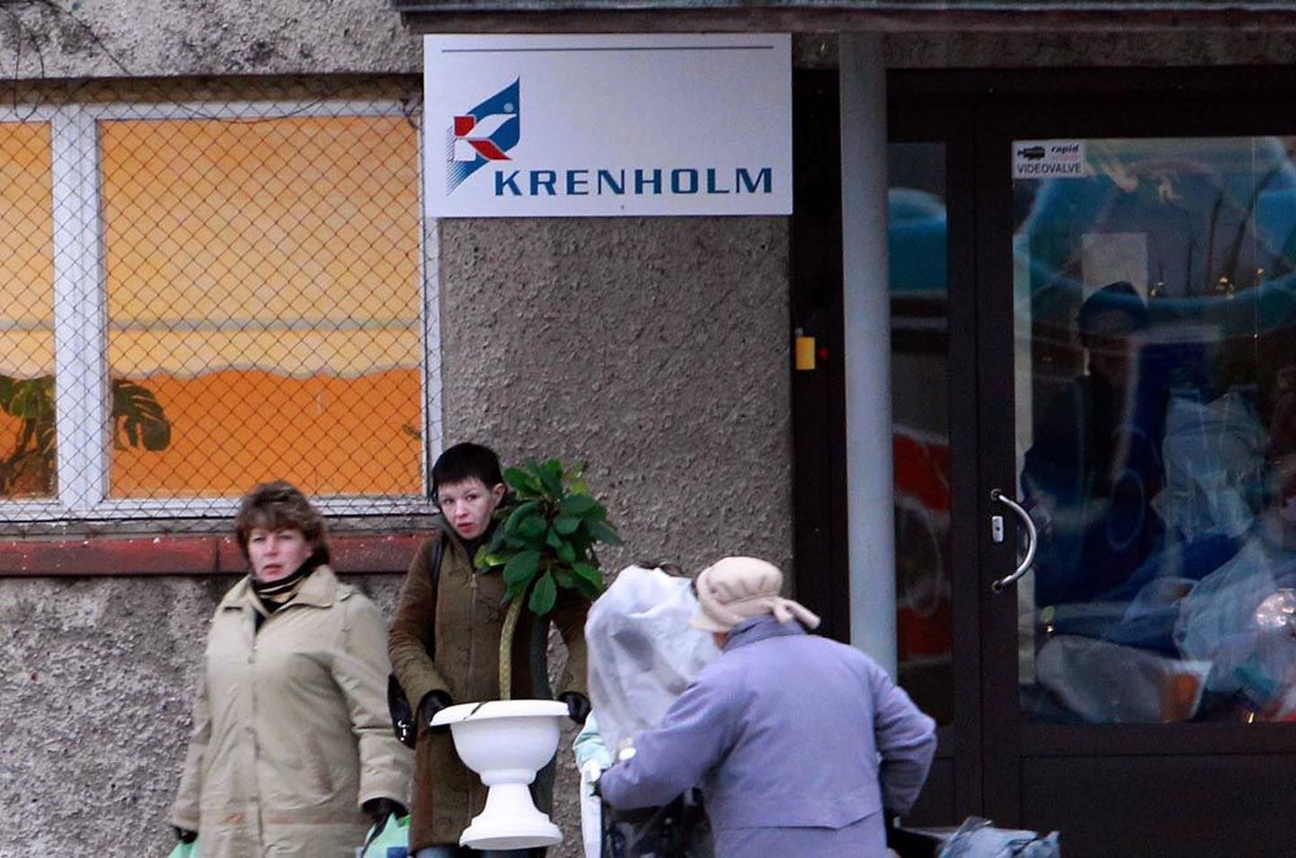 Kui eelmise aasta novembris tuli pankrotti läinud Kreenholmi töötajatel tehasehoonest välja kolida, siis nüüd on võimalikud uued omanikud lubanud tootmise taas käima panna.