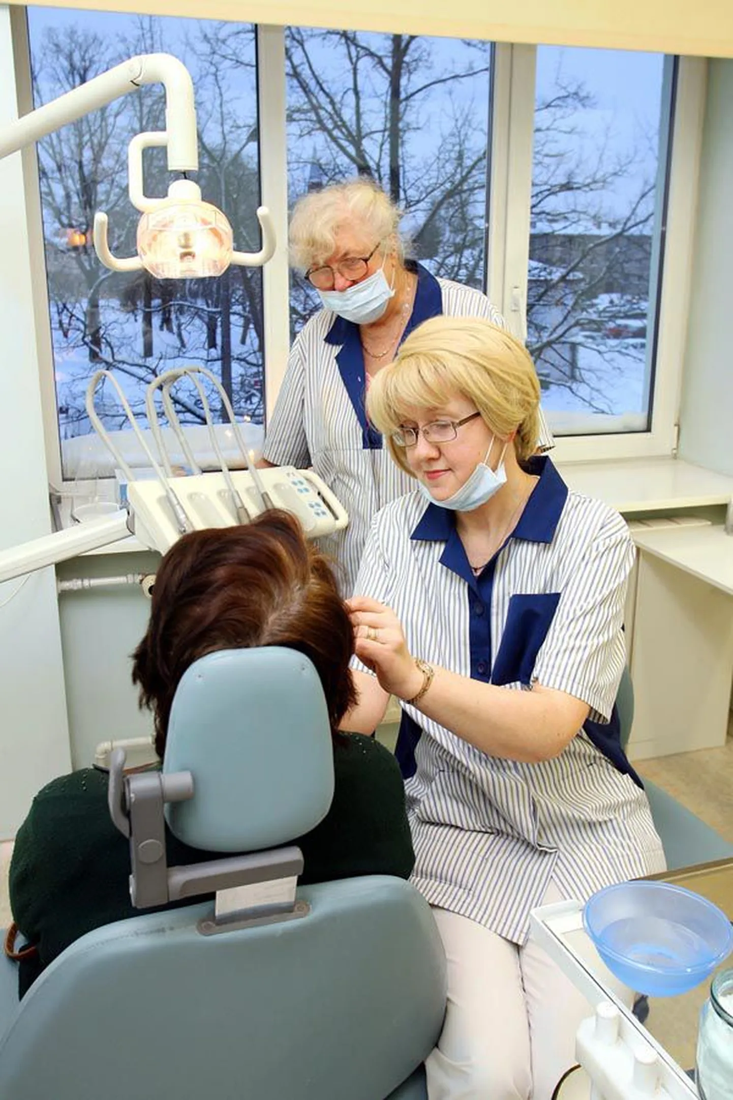 Stomatoloog Tiina Kulp omandab Viljandi hambakliinikus Milvi Ehasalu käe all proteeside valmistamise oskust.