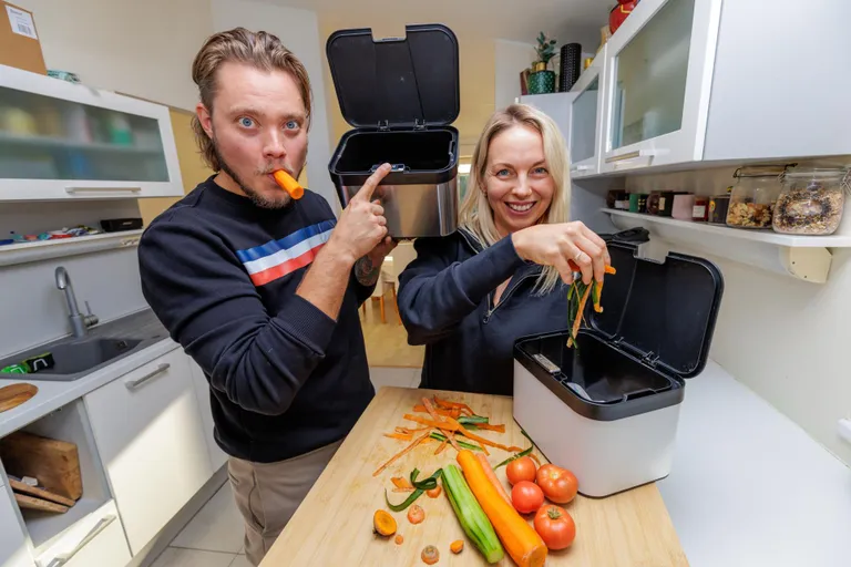 Bioprügikast Brykkar ning selle loojad Rauno ja Anett Kutti.