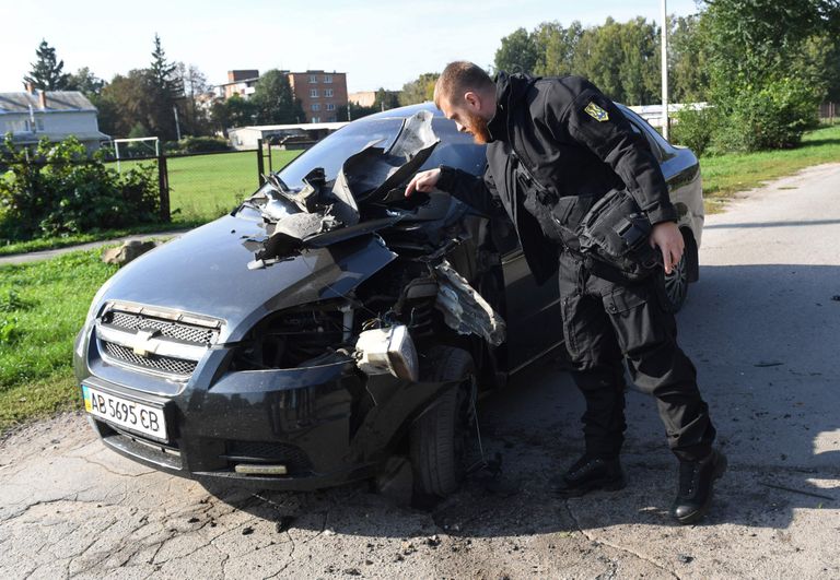 Plahvatuse kahjud Kalõnivka linnas seisval autol. /SERGEI SUPINSKY/AFP/SCANPIX.