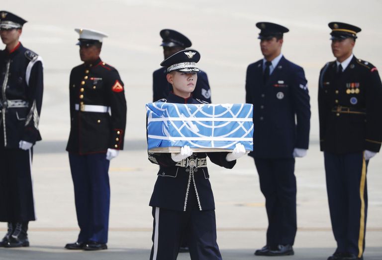 Sõdur kandmas kirstu Korea sõjas langenud USA sõduri silmetega, mis toimetati sõja lõpu 65. aastapäeval Põhja-Koreast Osani õhuväebaasi Lõuna-Koreas.