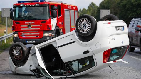 Noor juht keeras auto katusele