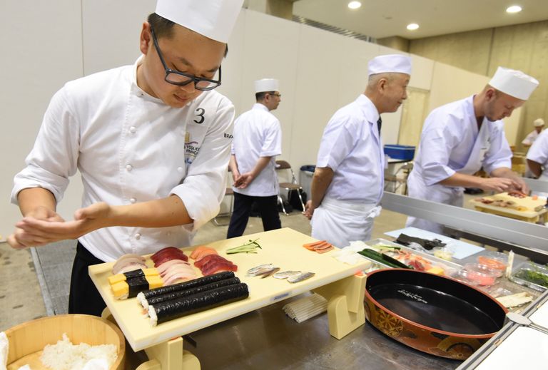 Jaapani kokad valmistamas sushit