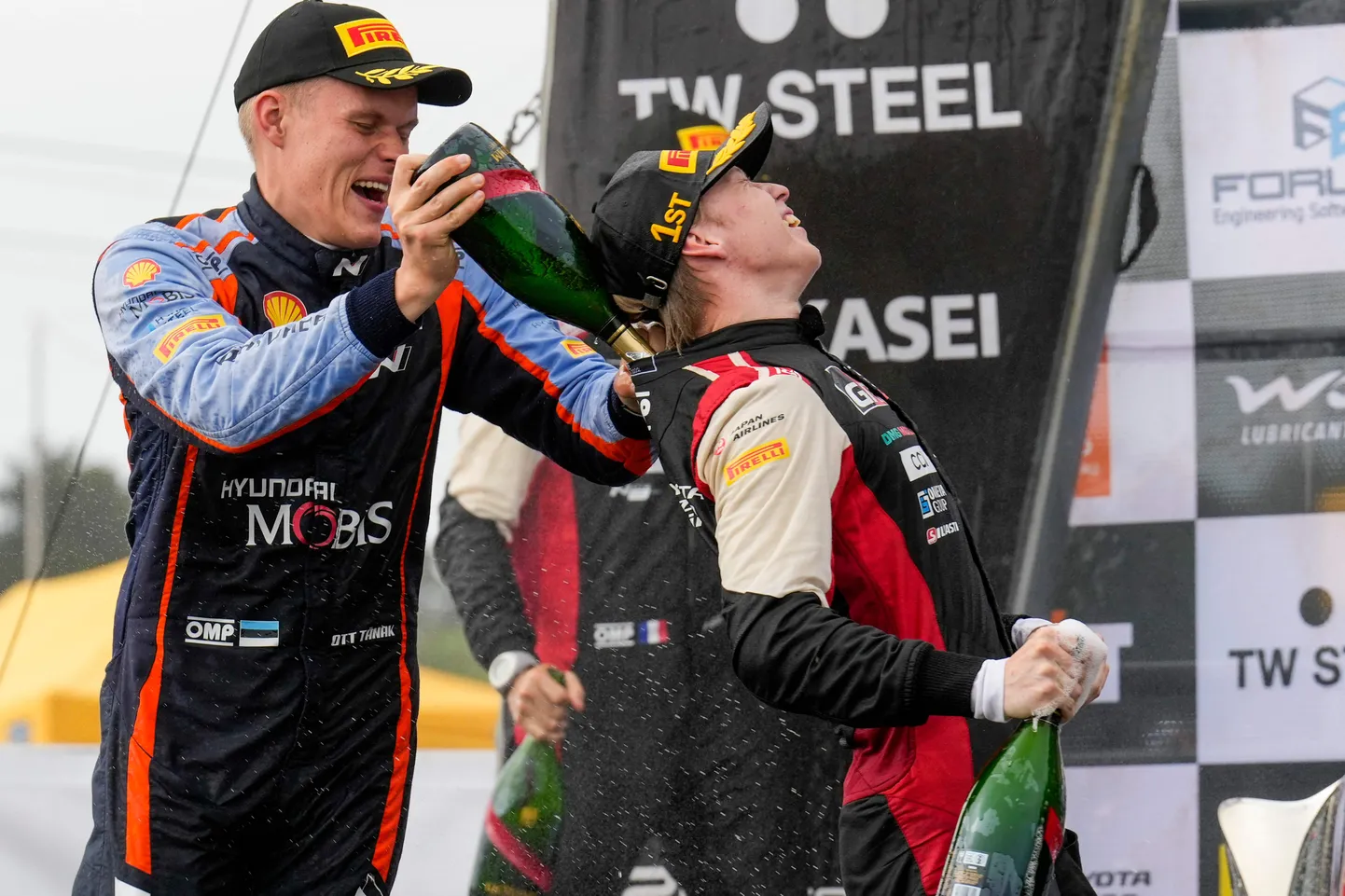 Ott Tänak (vasakul) ja Kalle Rovanperä. Aasta siis oli 2022 ning pilt tehti Uus-Meremaal, kus soomlane kindlustas oma esimese maailmameistritiitli.