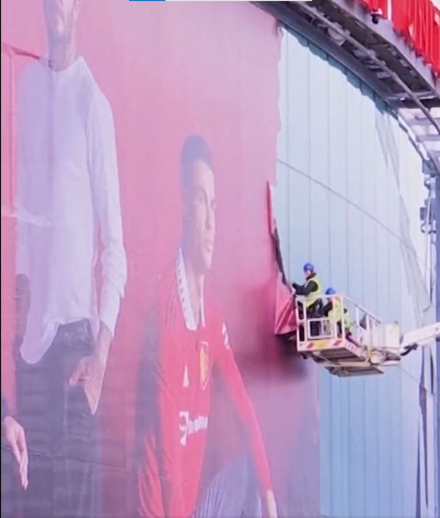 Old Traffordilt eemaldati Cristiano Ronaldoga plakat.