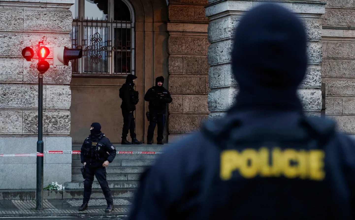 Полиция у здания университета в Праге.