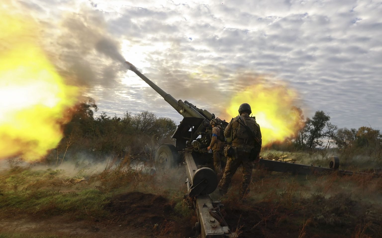 Ukraina sõdurid tulistamas 6. oktoobril 2022 Harkivi oblastis Kupjanski lähedal venelastelt kätte saadud haubitsaga Msta-B