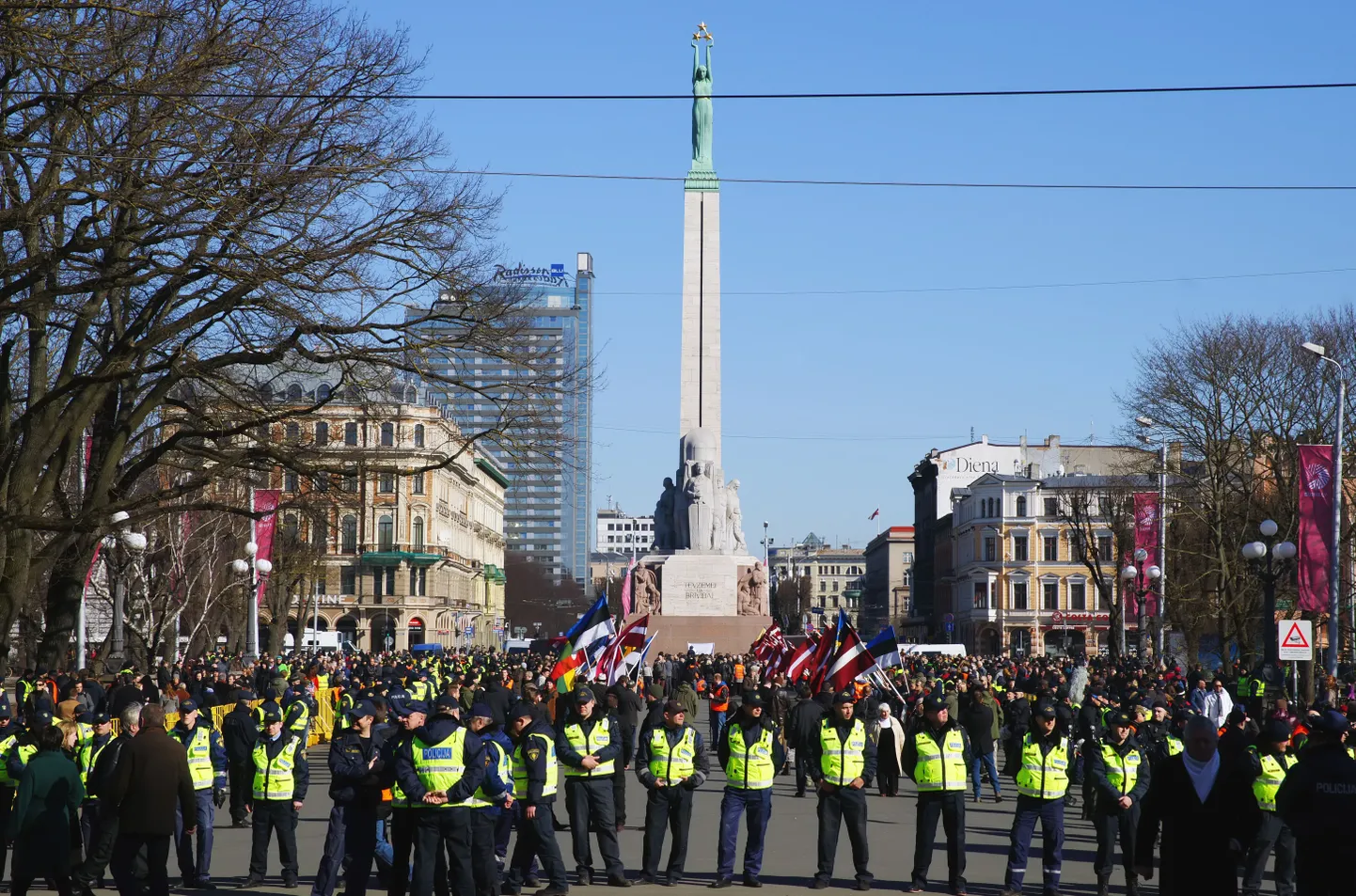 Läti politseinikud valvamas sõjaveteranide marssi Riias.
