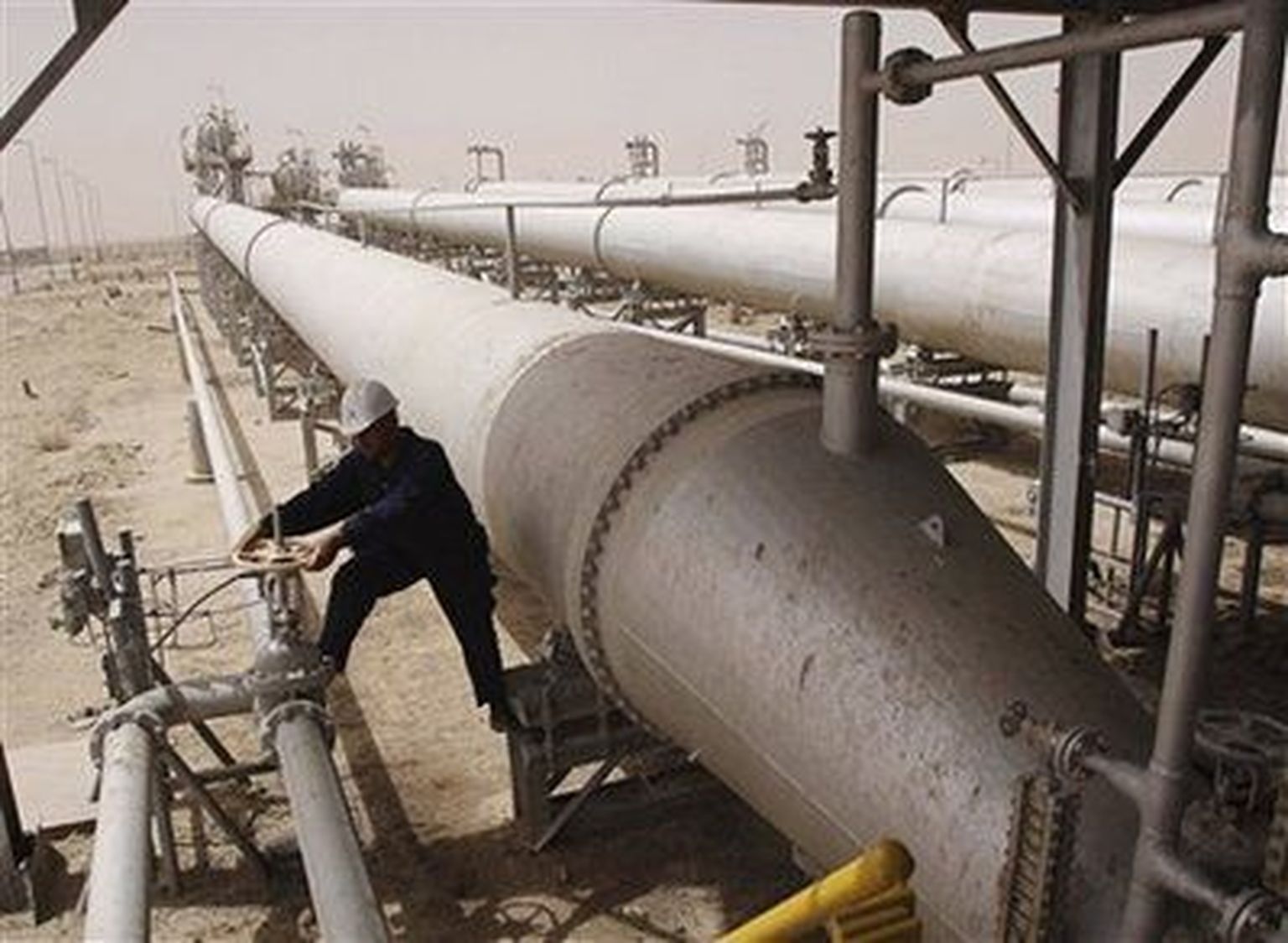 Tööline Al-Shiaaba naftatöötlemistehases Iraagis.