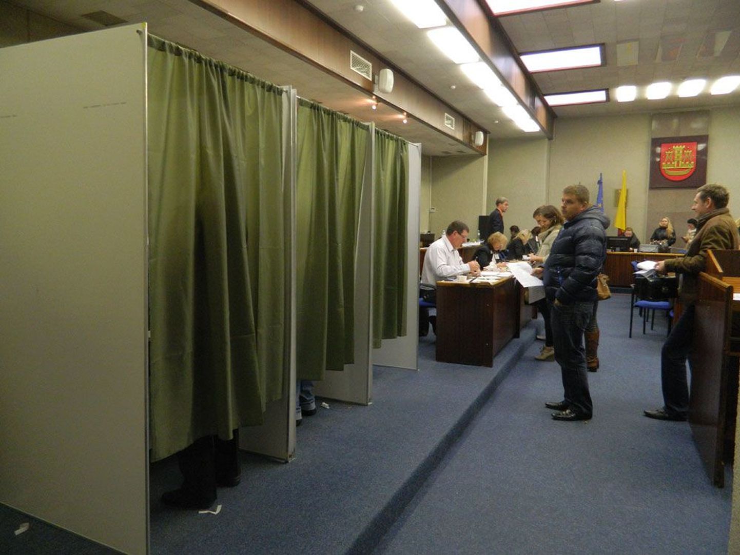 Sadamalinna Klaipėda linnavalitsuses tuli eelhääletuse esimesel päeval valijatel järjekorras seista ning juba hommikul oli sabas rohkem kui kümme ootajat.
