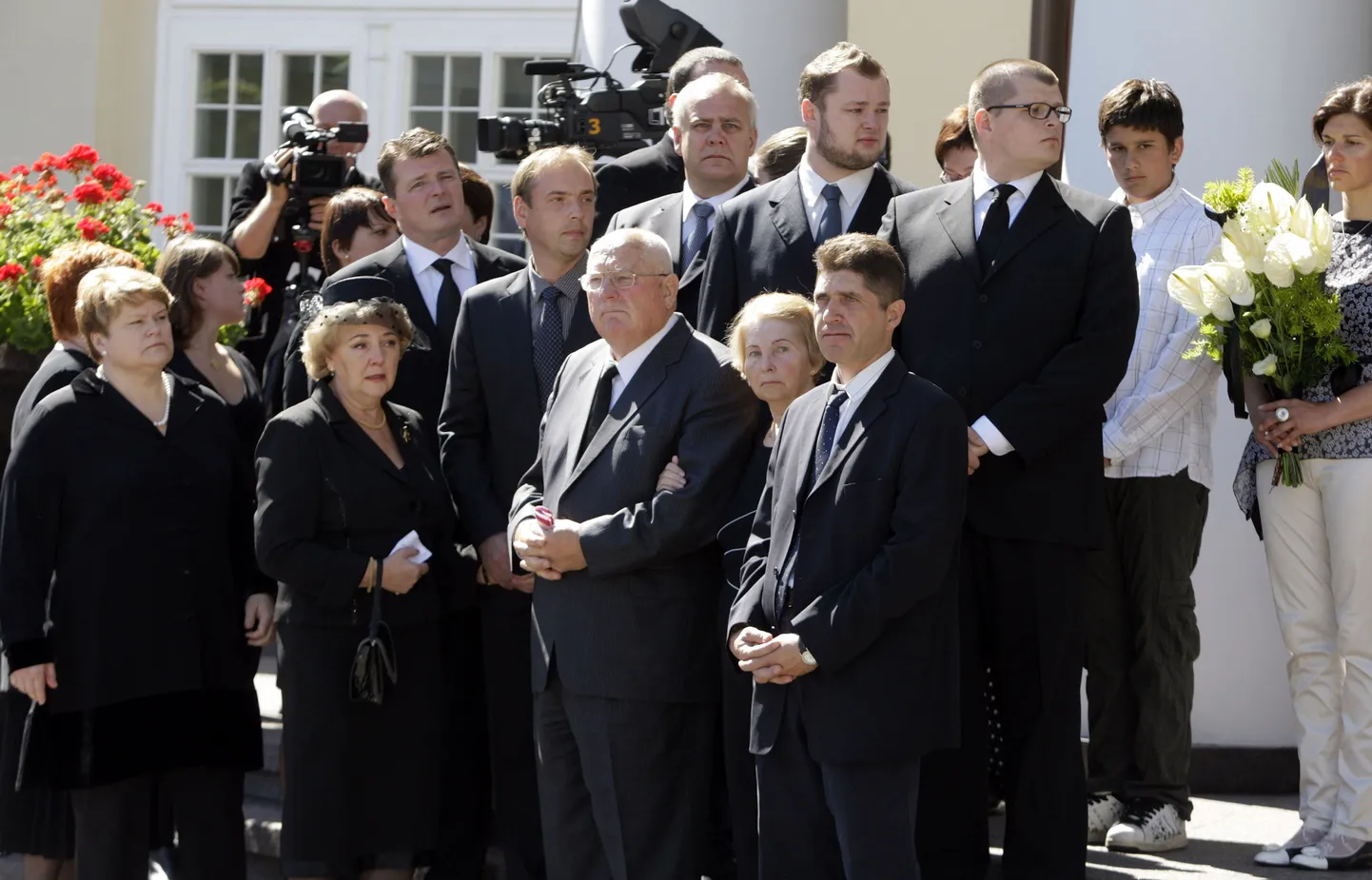 Kristina Brazauskiene (esireas vasakult teine) abikaasa matustel.