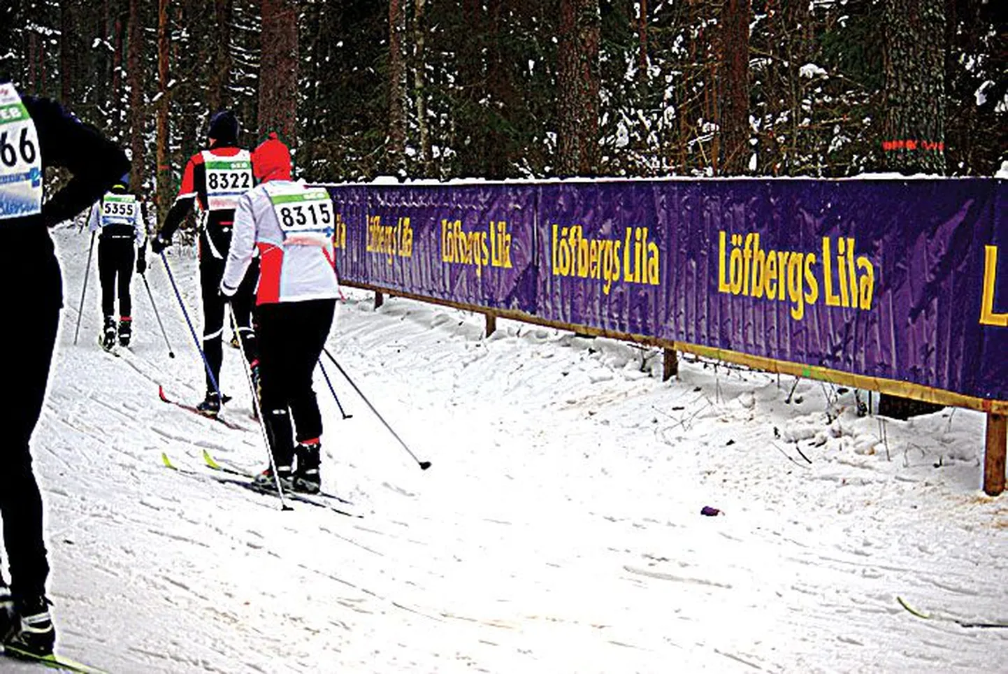 Kurikaelad viisid ära umbes 3,5 km enne maratoni finišit asunud rada piiravad reklaamaiad.