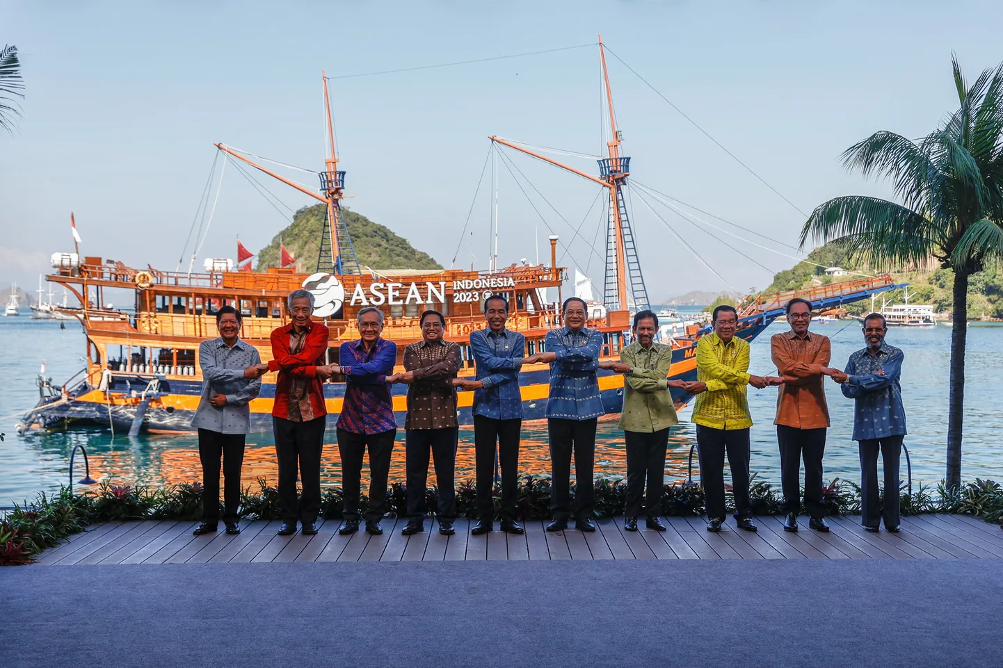 Kagu-Aasia Riikide Assotsiatsiooni (ASEAN) 42. tippkohtumine Indoneesias Labuan Bajos 11. mail 2023. Kambodža peaminister Hun Sen on kollases särgis. Ülejäänud liidrid on vasakult minnes Filipiinide president Ferdinand "Bongbong" Marcos noorem, Singapuri peaminister Lee Hsien-loong, Tai asepeaminister ja välisminister Don Pramudwinai, Vietnami peaminister Pham Minh Chinh, Indoneesia president Joko Widodo, Laose peaminister Sonexay Siphandone, Brunei sultan Hassanal Bolkiah, juba mainitud Hun Sen ning temast paremal veel Malaisia peaminister Anwar Ibrahim ning Ida-Timori peaminister José Maria de Vasconcelos, võitlejanimega Taur Matan Ruak.