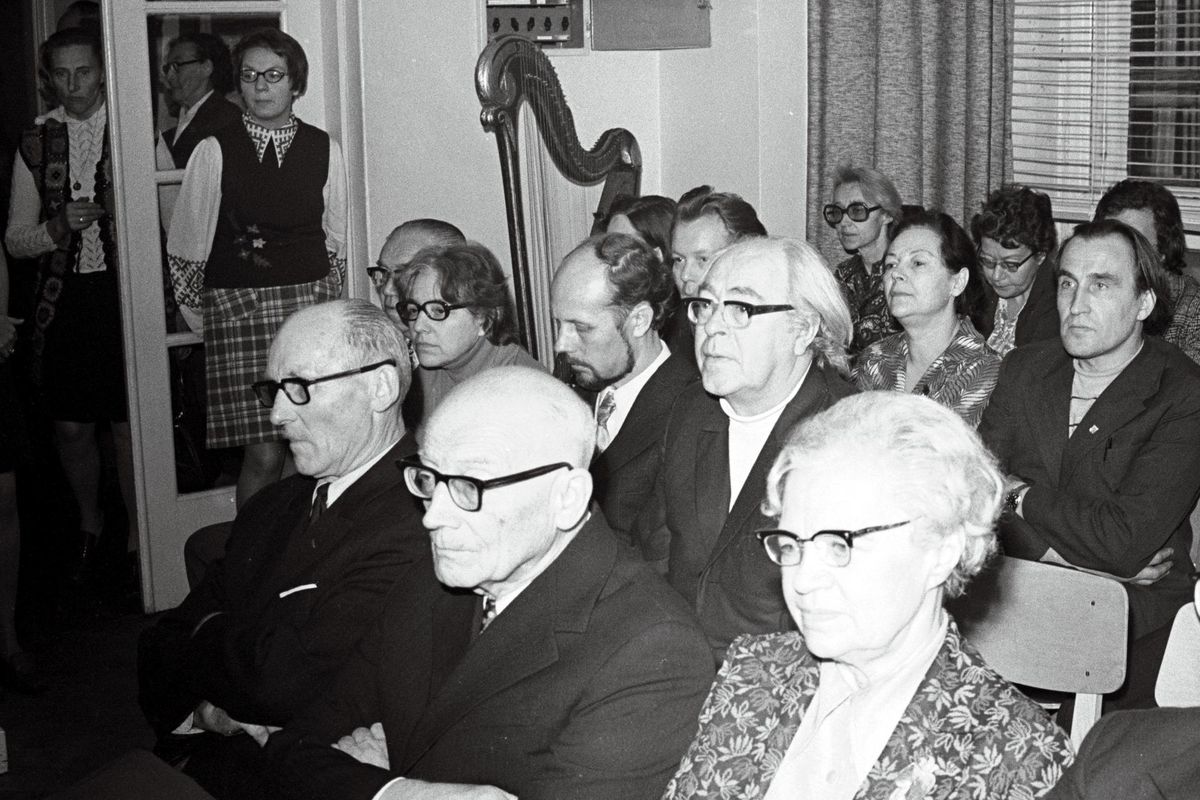 Teaduslik konverents Teatri- ja Muusikamuuseumis. Esireas paremalt 1. muusikateadlane Aurora Semper; teises reas paremalt 1. ENSV rahvakunstnik Voldemar Panso. 1974.