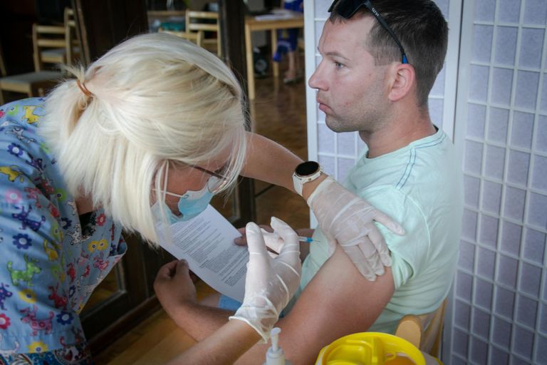 Janar Smõtškovil ei olnud vaktsiinieelistust ja ta lasi end kodulinnas süstida, sest ei tahtnud vaktsineerimise pärast ekstra kuhugi sõita.