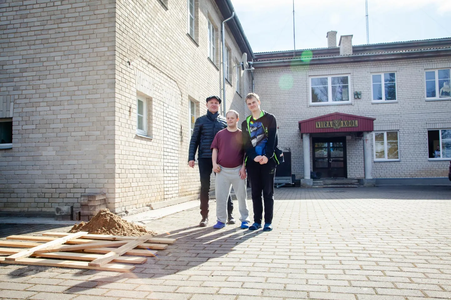 Kunagisest Viira koolimajast on kujunenud vaimupuudega noori toetav ja enesega toimetulekut innustav keskkond. Viira Kodu juht Priit Sutt (vasakul) loodab, et probleem saab lahenduse ja kõige hullem ei tule päevakorda.