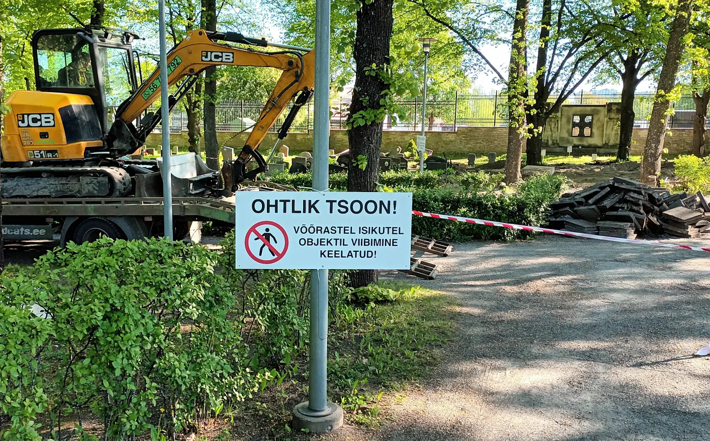 Экскаватор на таллиннском Военном кладбище, 22 мая 2024 года.