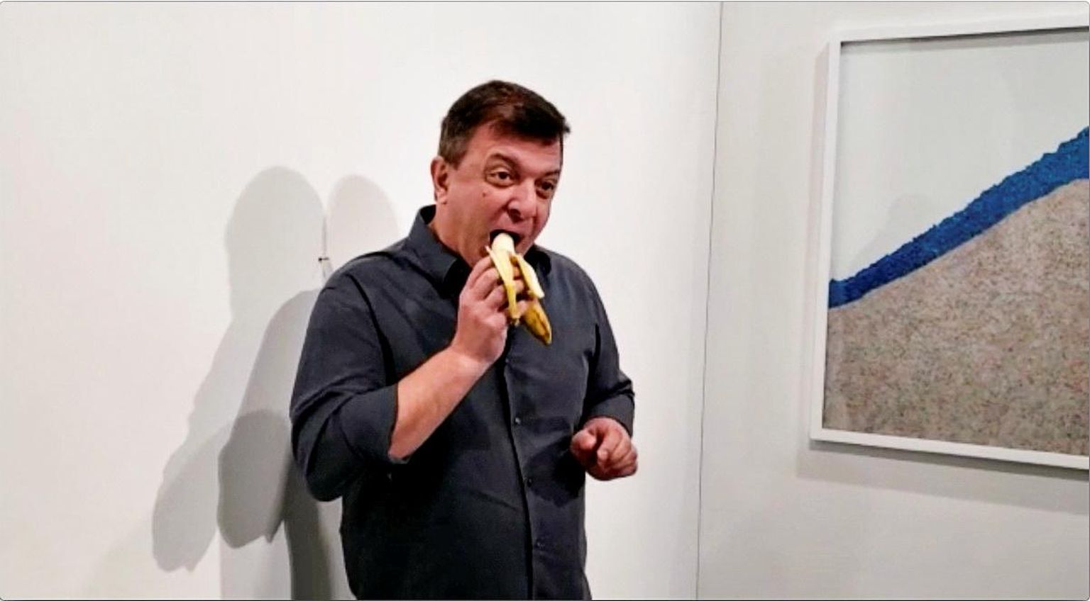 7. detsembril sõi kunstnik David Datuna ära banaani, mis oli kinnitatud kunstimessil teibiga seinale ning nimetatud «Koomikuks». Kunstiteose autor oli Maurizio Cattelan.