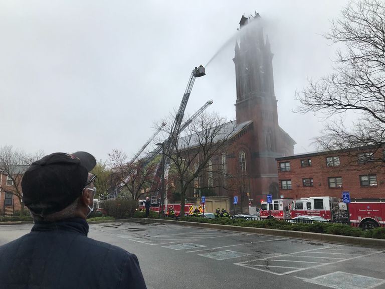 Tuletõrjujad kustutamas Baltimore'i Urban Bible Fellowship kiriku tornipõlengut