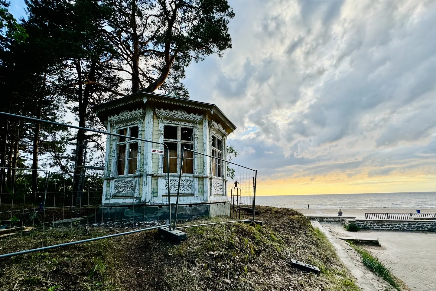 Павильон Чайковского, с позапрошлого века стоящий на песчаной дюне морского побережья Нарва-Йыэсуу, сейчас начали реставрировать.