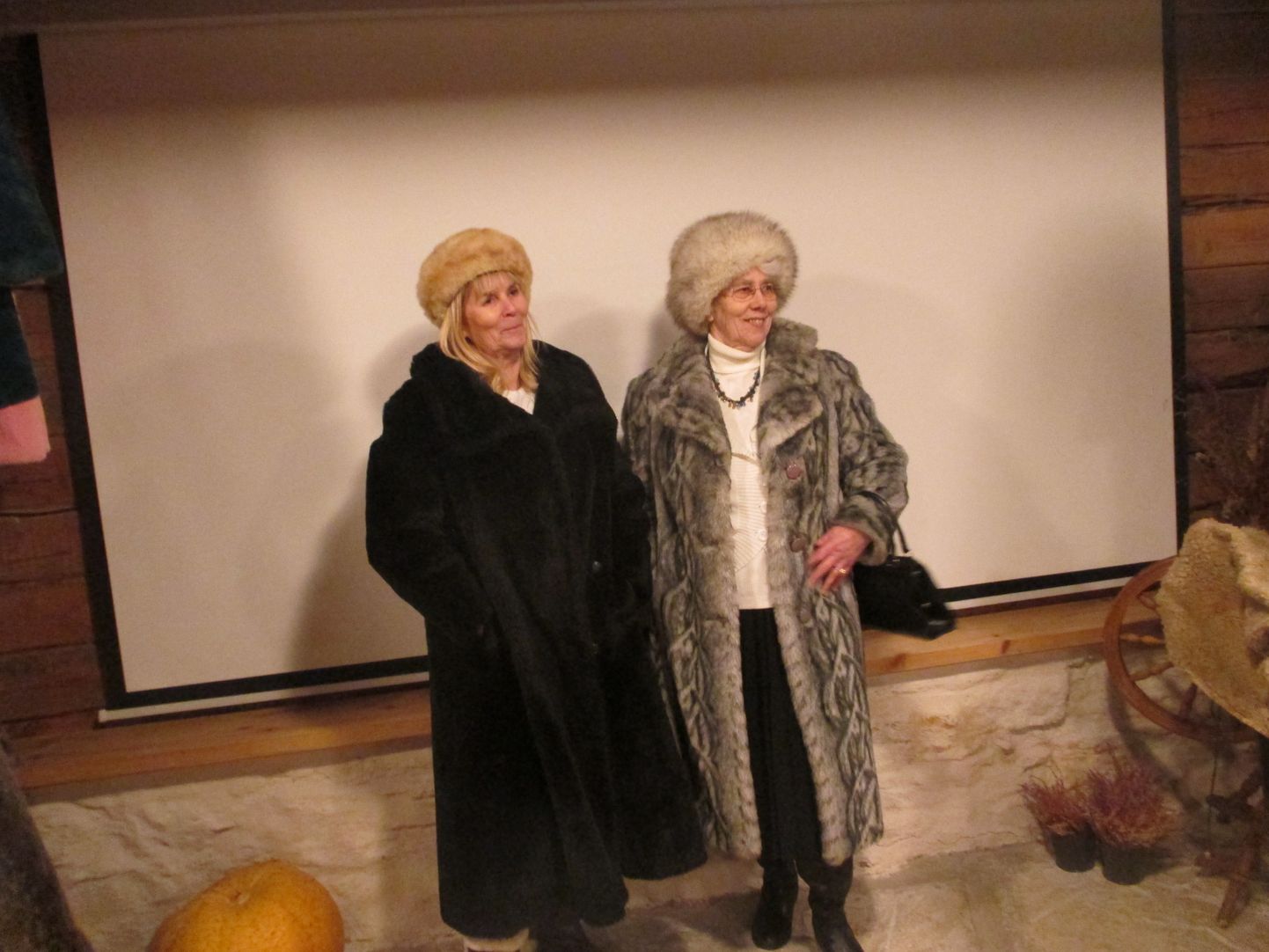 MODELLID Emade kasukaid demonstreerisid näituse korraldaja Kai Kallas ja Maiu Paju.
