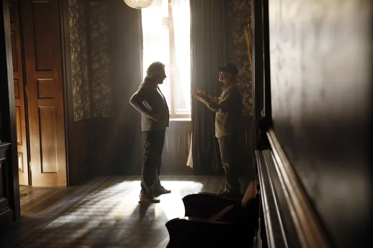 Sarja «Geenius» produtsent ja esimese osa režissöör Ron Howard ja Albert Einsteini mängiv Geoffrey Rush tööplaane pidamas.