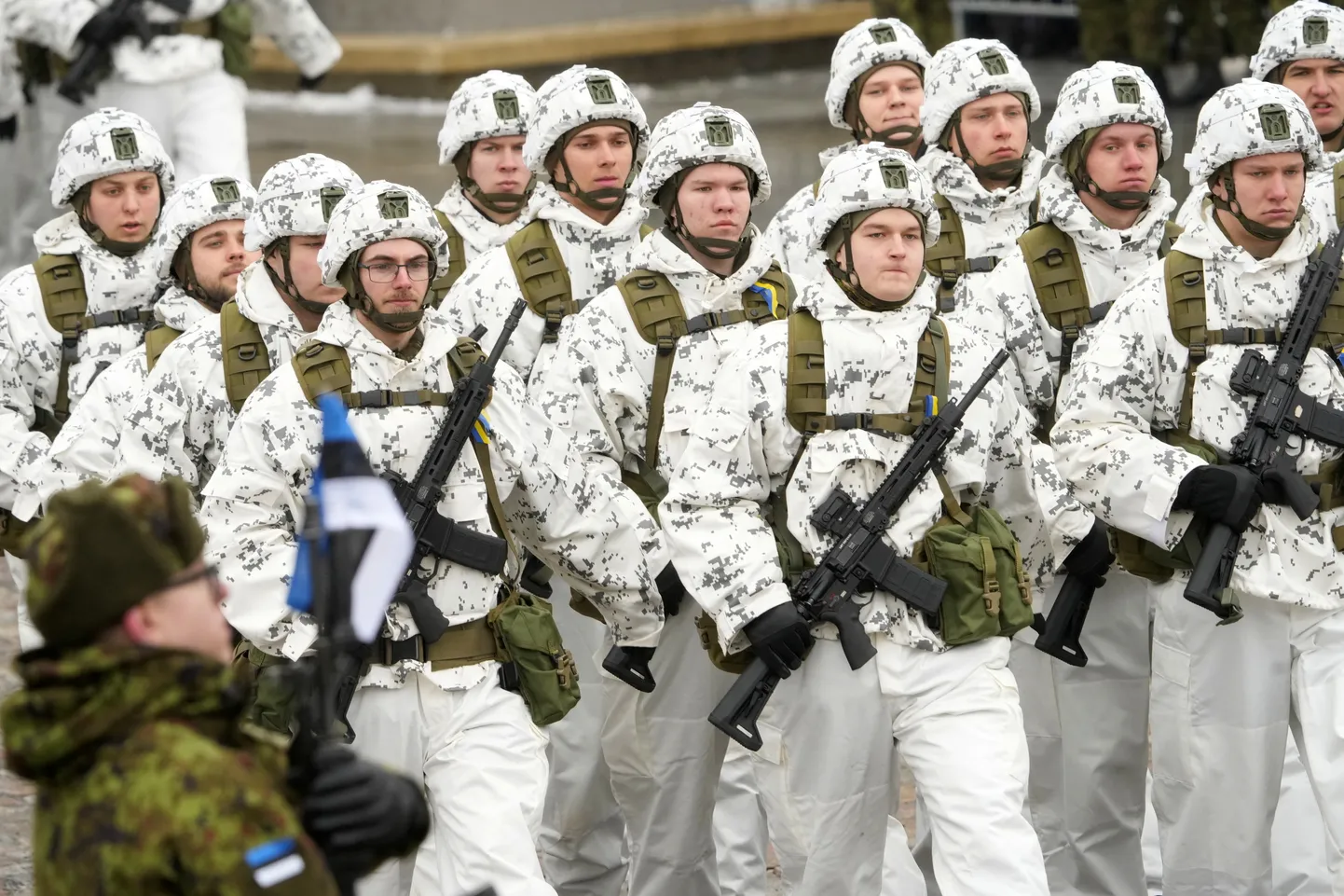 Эстонские военнослужащие маршируют во время парада в честь Дня независимости Эстонии в Таллинне, 24 февраля 2023 года.