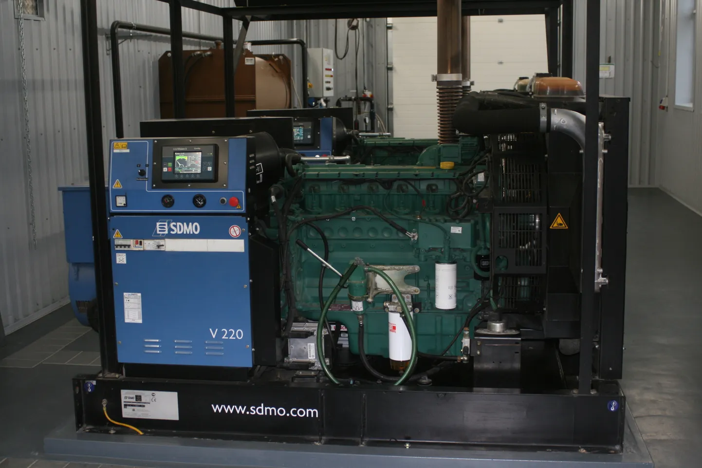 Volvo diiselmootoriga varustatud 160 kW generaator on võimeline n-ö elus hoidma kasvõi mitmetuhandepealise lüpsikarja, tagama lüpsiseadmete töö, jahutama piima ja tagama muul moel farmi toimimise.