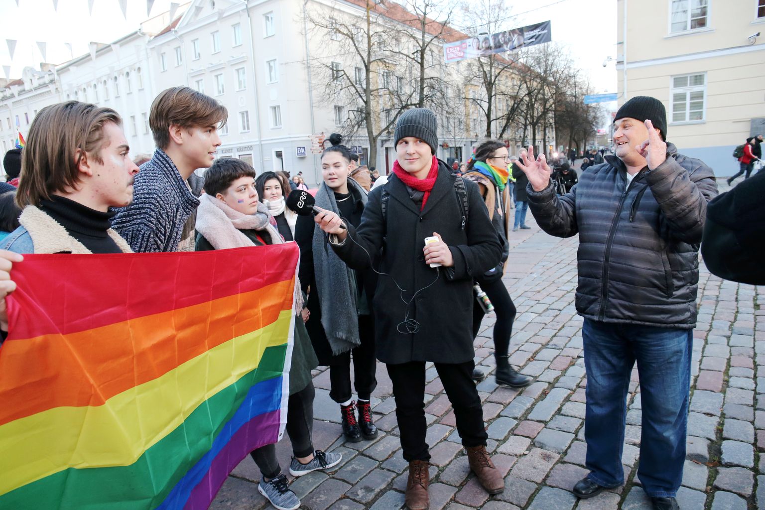EKRE meeleavaldusel Tartu raeplatsil 1. novembril 2019 seisid vastastiku homoabielu pooldajad ja vastased. Kelle poole kaldus meedia?