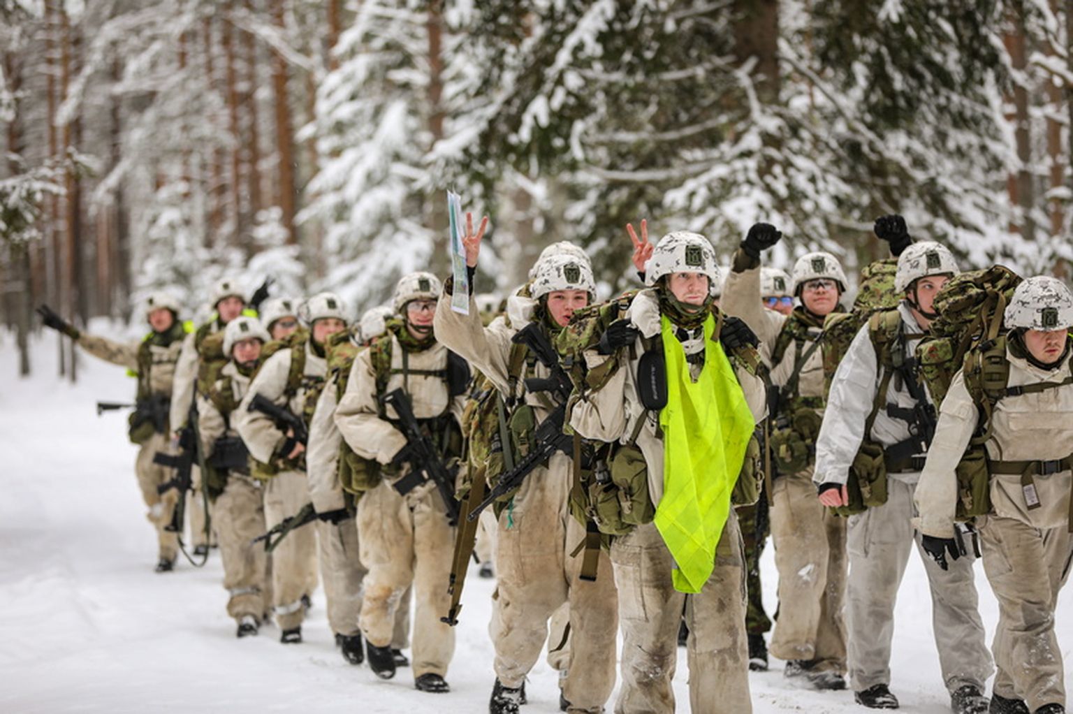 Солдаты сил обороны Эстонии на учениях.