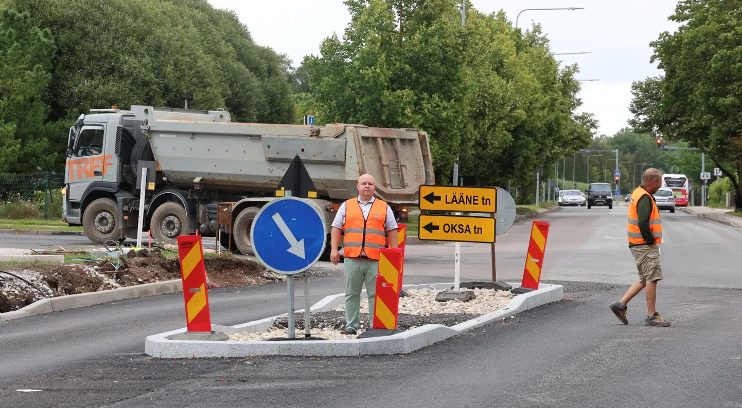 Tartu teedeteenistuse juhataja Oleg Lužetski näitas eile Jaama tänaval uut ohutussaart, mis ehitati sinna jalakäijate ohutusele mõeldes, kuna hommikuti on seal väga suur liiklus.