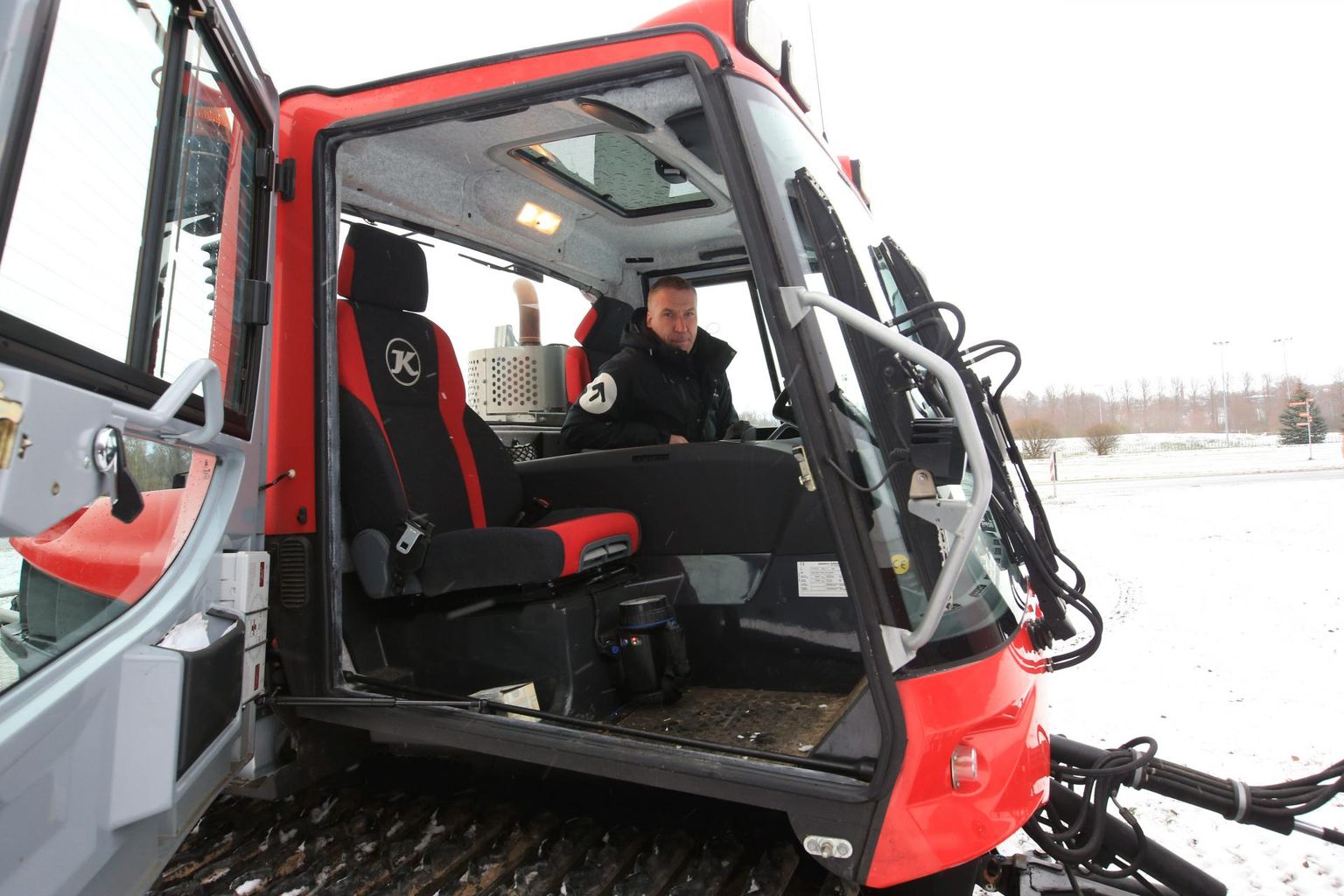 Tähtvere puhkepargi haldusjuht Jaanus Robi ajas reede hommikul rajatraktori esimesele lumele, aga suusarajaks oli seda veel kasinalt.
