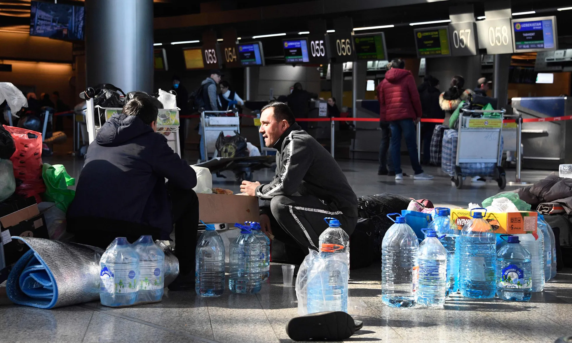 Lisaks «asemetele» on Moskva lennujaamas ootavatele välismaalastele jagatud ka veepudeleid.