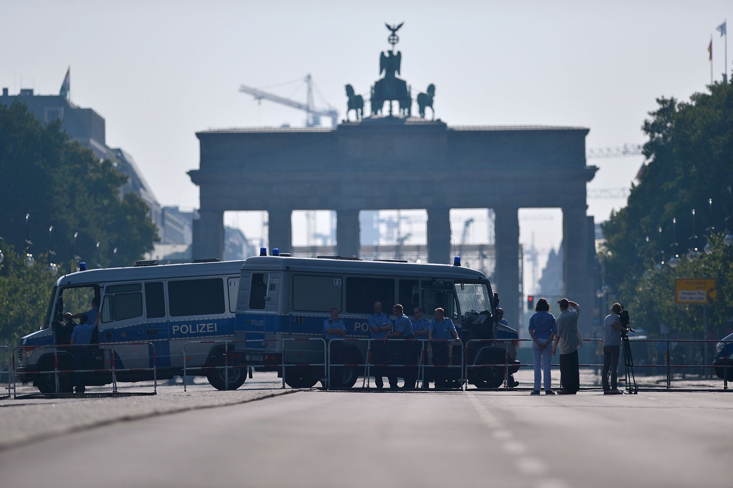 Saksa politseinikud kontrollivad ligipääsu Tiergarten parki Brandenburgi värava lähistel. Täna peab seal kõne USA president Barack Obama.
