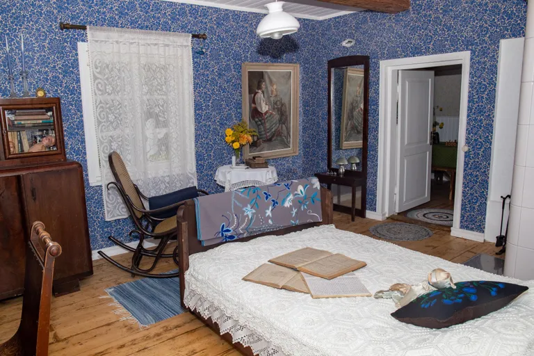 В этой комнате, как и в других, висит картина художницы тети Топсу, а кровать украшает великолепное вязаное покрывало, являющееся копией старинного.