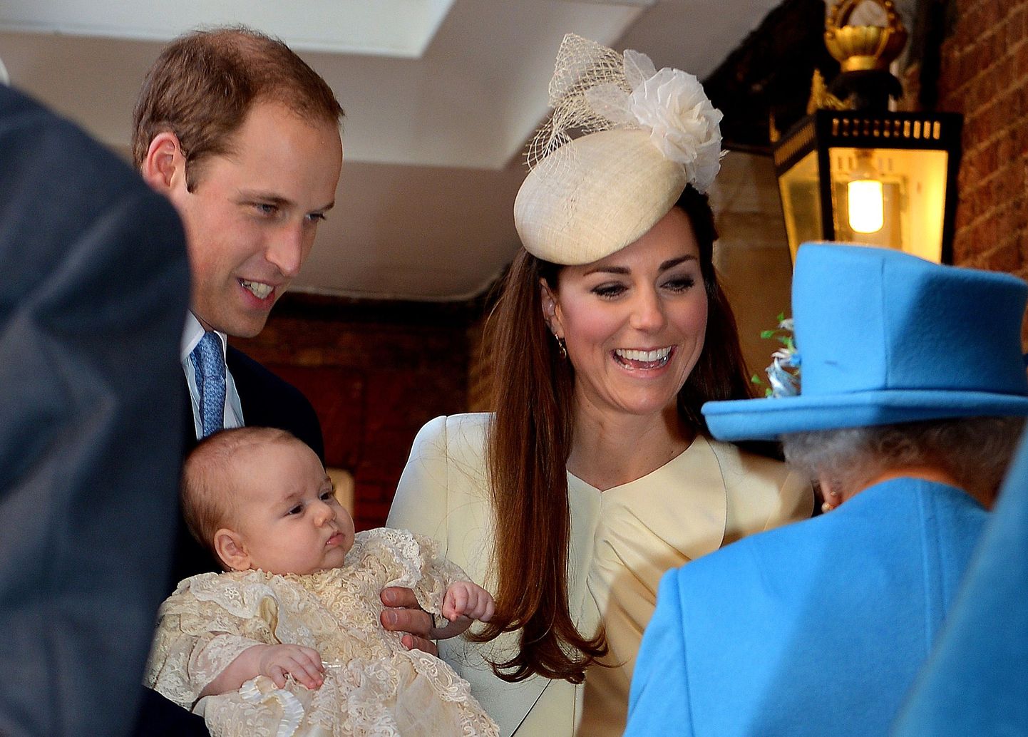 Prints William, tema abikaasa Catherine ja kuninganna Elizabeth 2013. aastal prints George ristimisel.