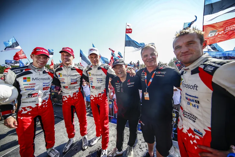 Keskmine mees mustas särgis ja nokatsiga on põhjus, miks Toyota Gazoo Racingul on suur eelarve rallitiimi ajamiseks: autofirma juht ja suur rallisõber Akio Toyoda.