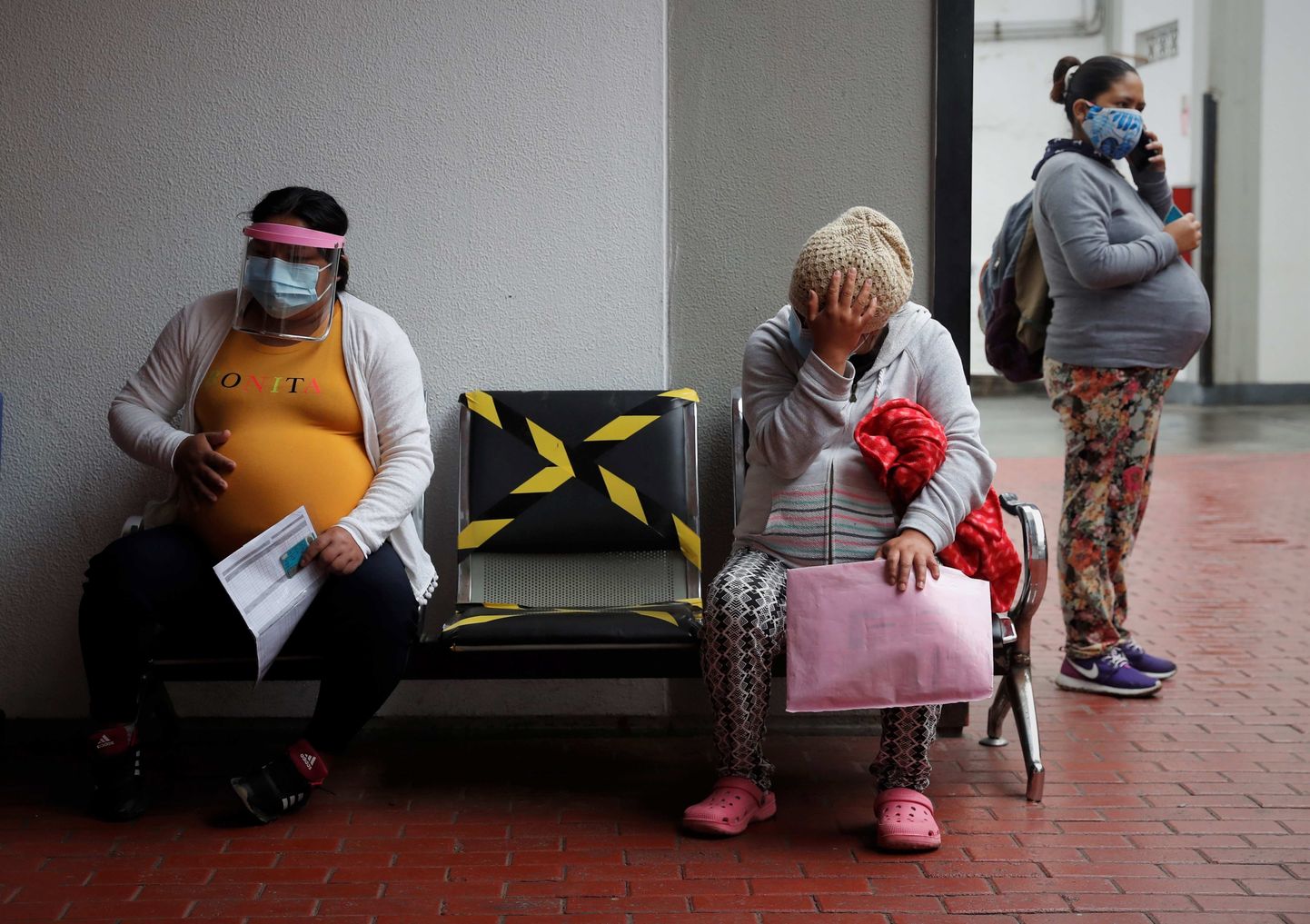 Lapseootel peruulannad Lima riikliku perinataalkeskuse ooturuumis 27. juulil 2020. Koroonaviiruse epitsentris Kesk-Ameerikas on rasedatele kehtestatud karantiinireeglid, mis võimaldavad liikuda kodust välja vaid äärmisel vajadusel, näiteks arsti juurde minekuks.