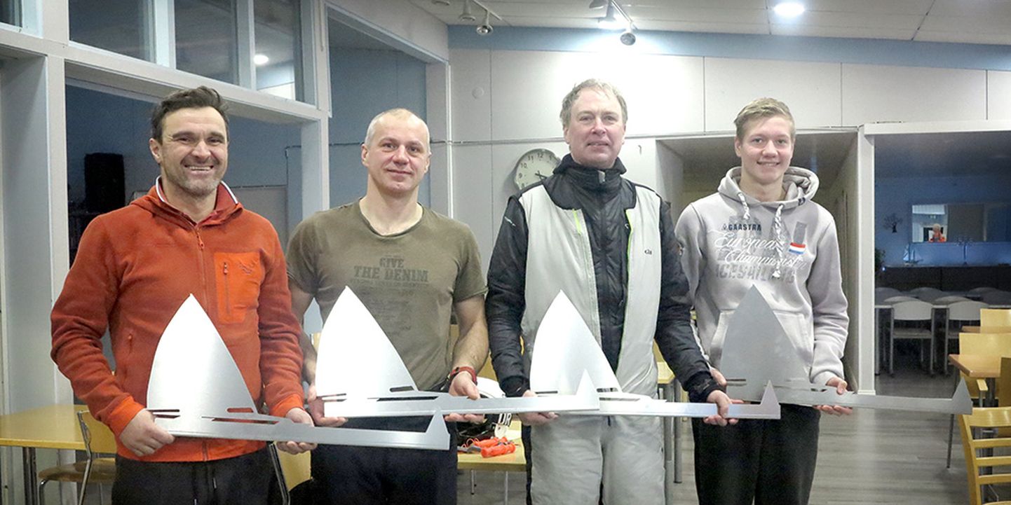 Pühajärve regati esikolmik (vasakult) Tomasz Zakrzewski, Robert Graczik ja Tomas Lindgren ning parim juunior Rasmus Maalinn.