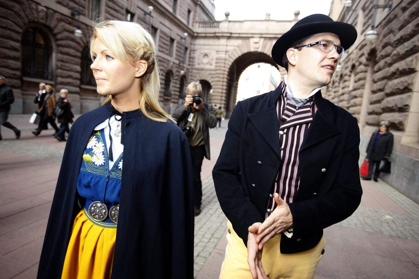 Rootsi Demokraatide juht Jimmie Åkesson ja tema abikaasa Louise Erixson saabuvad rahvarõivastes Riksdagi istungjärgu avamisele.