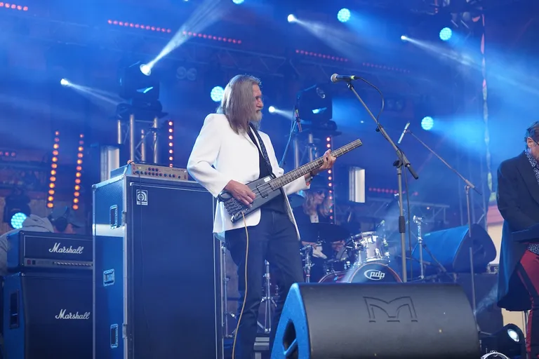 Aizvadītā gada festivālā muzicē "Dzeltenie Pastnieki".