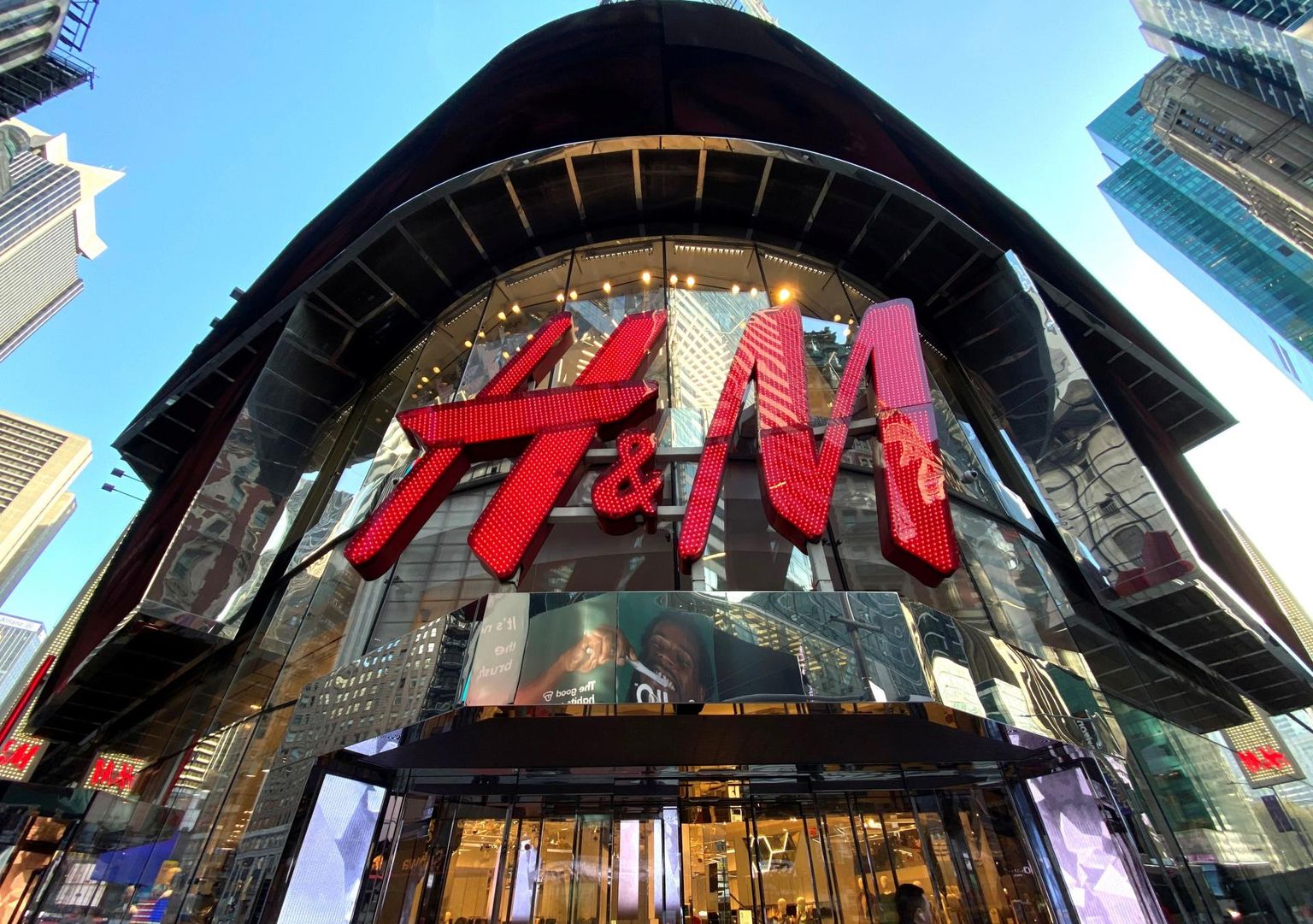 Täna avaldas H&M oma kolmanda kvartali tulemused. Kuigi firma müügitulu oli eelmise aasta sama ajaga võrreldes vähenenud 19 protsenti, oli see parem, kui analüütikud kartsid. Firma maksueelne kasum kukkus viielt miljardilt Rootsi kroonilt 2,4 miljardile (0,23 miljardit eurot).