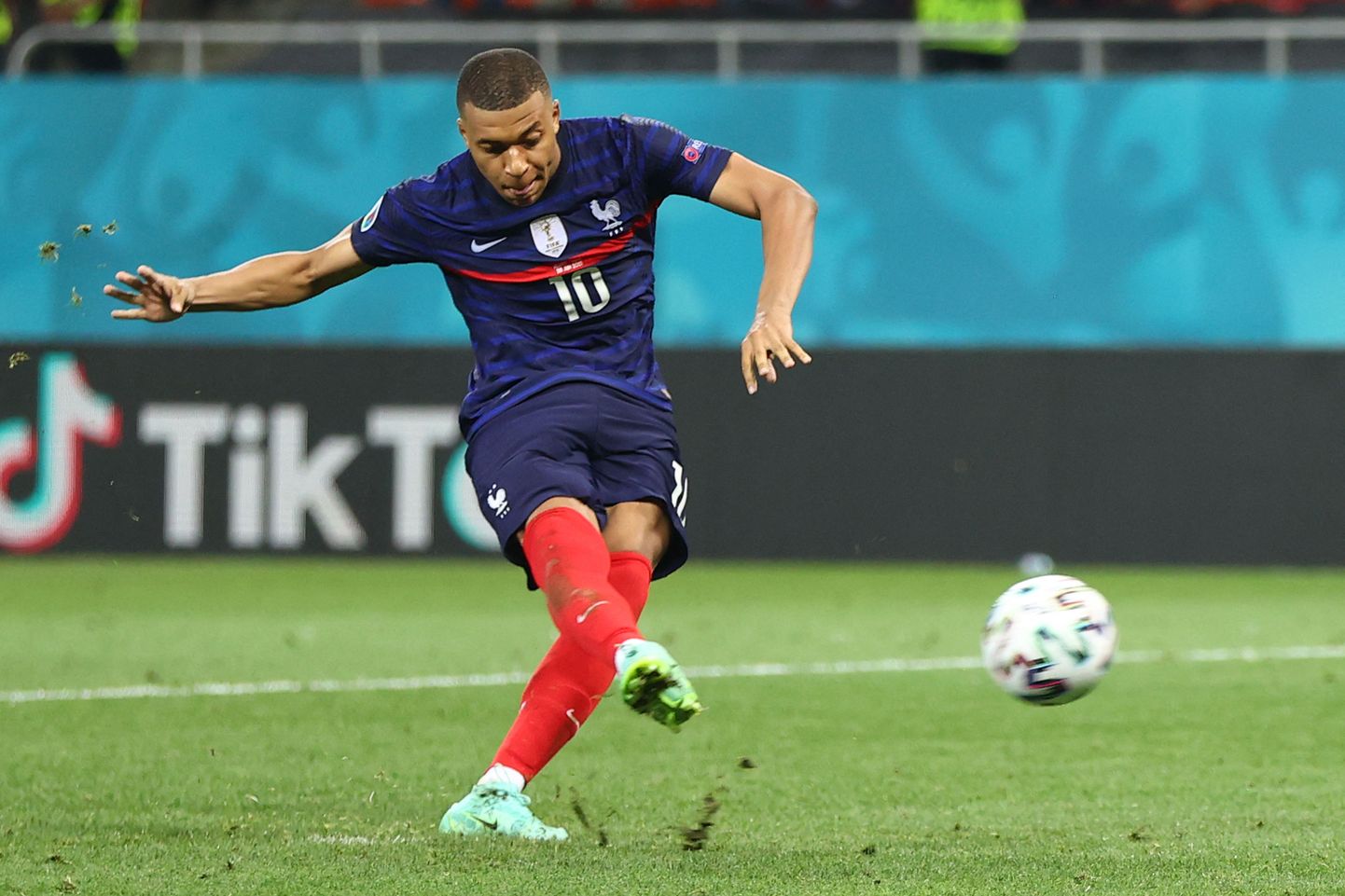 Prantsuse ründaja Kylian Mbappé löömas mängus Šveitsiga penaltit. Ta ebaõnnestus ja Šveits võitis Prantsusmaad 5:4