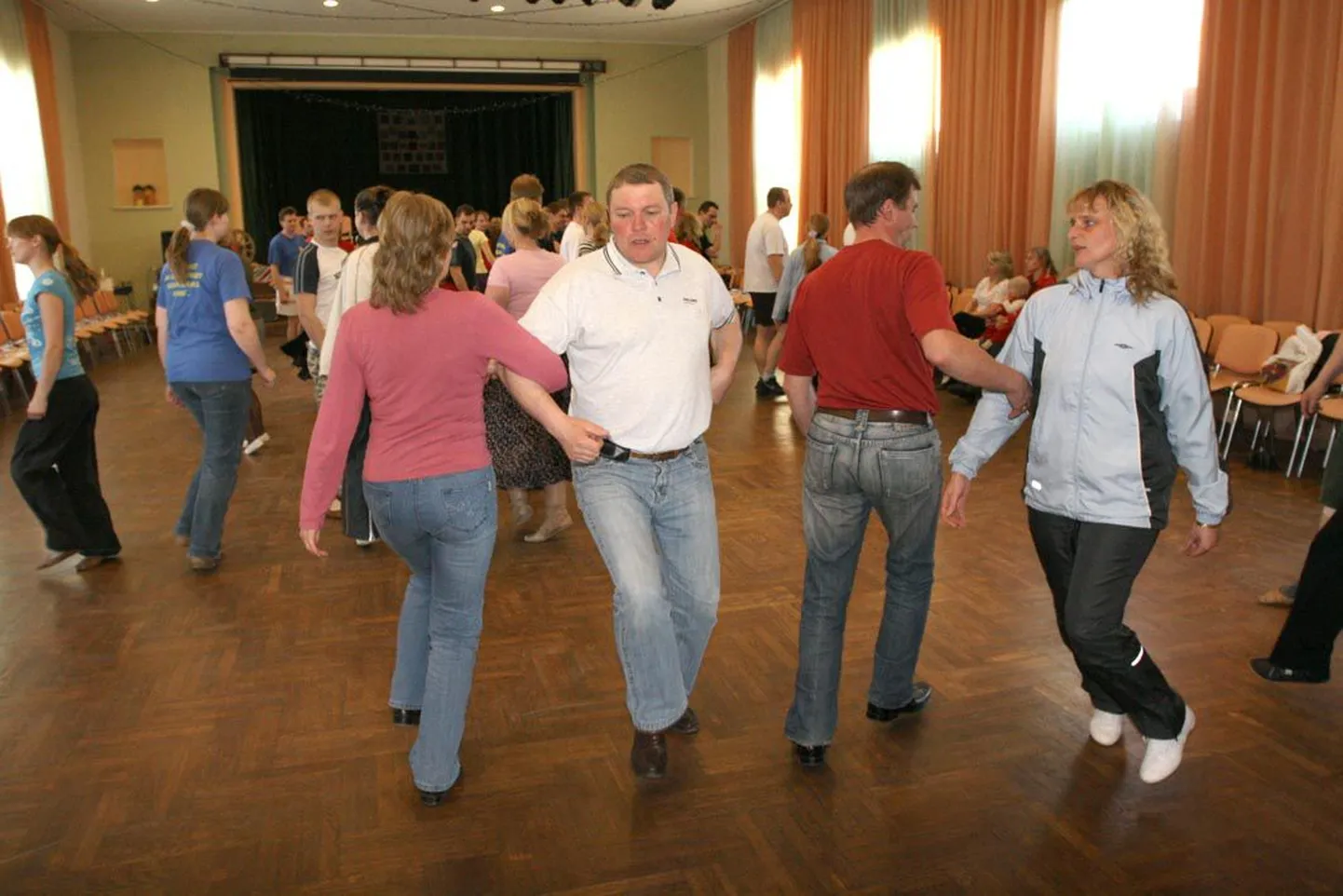 Juba 1980ndatest aastatest Roosna-Alliku D-segarühmas tantsiv abivallavanem Aarne Kõrgesaar (keskel) teab, et tantsijad armastavad head seltskonda, olgu siis tantsupõrandal või niisama koos puhates. Tähtis on ka, et tantsimine annab hea füüsilise vormi, nõudmata selleks suuri väljaminekuid.
