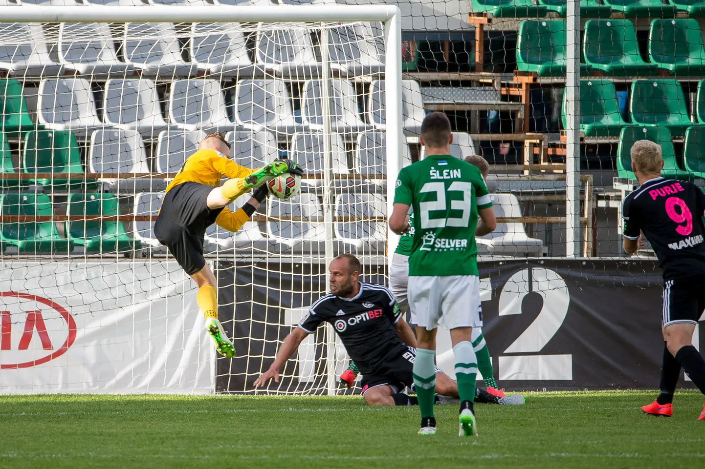 FC Flora väravavaht Mait Toom on just püüdnud Nõmme Kalju kogenud poolkaitsja Joel Lindpere pealöögi. Nii nurjas Flora kõik Kalju rünnakud ja realiseeris ühe enda rünnaku ja võttis väärtusliku võidu.