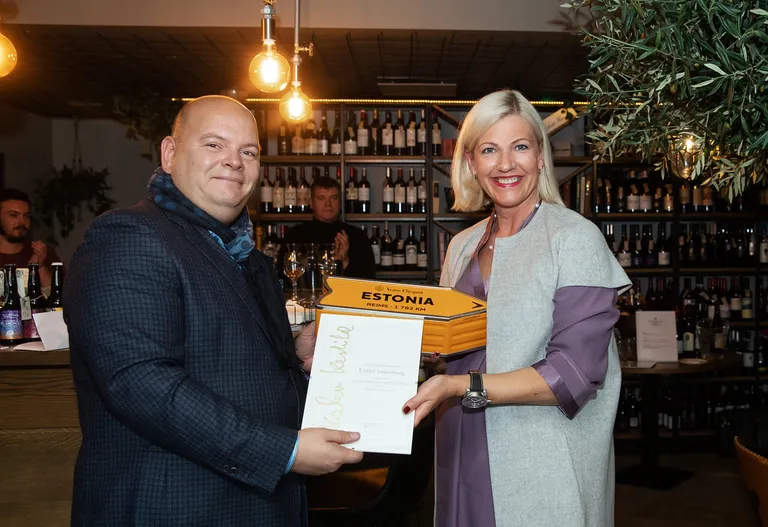 Eesti Sommeljeede Assotsiatsiooni president Kristjan Markii ja kaks eripreemiat võitnud Kristel Voltenberg.