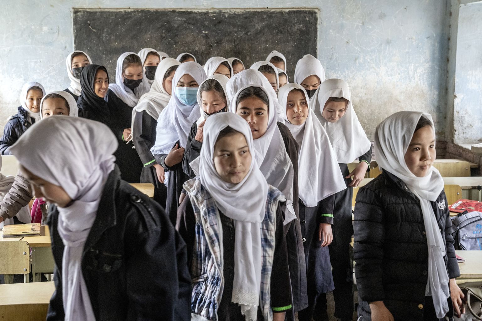 Afganistani pealinna Kabuli tüdrukud oma klassis uue kooliaasta esimesel päeval, laupäeval, 25. märtsil. Kuigi Afganistanis algas äsja uus tarkuseaasta, jäävad keskkoolid juba teist aastat tüdrukutele suletuks pärast seda, kui Taliban tuli taas võimule 2021. aasta augustis.