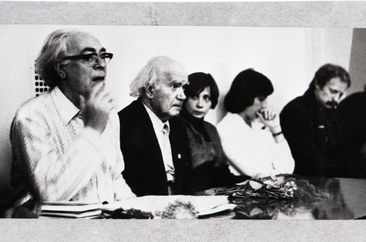 Tallinna Riikliku Konservatooriumi lavakunstikateedri juhataja Voldemar Panso (vasakult), õppejõud Karl Ader ja Reet Neimar sügissemestri esimesel õppepäeval. 1977.