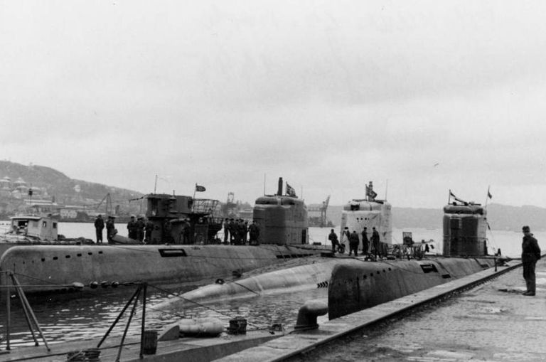 Saksa allveelaevad 1945. aastal Norras Bergenis. XXI tüüpi allveelaev on keskel