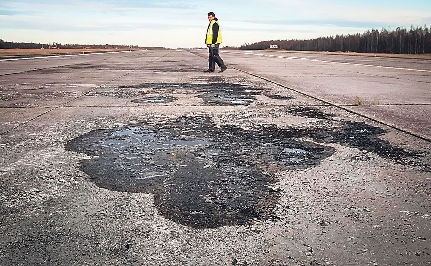 Pärnu lennujaama lennurada vajab kibekiiresti remonti, et suvepealinnas üldse edaspidi lennukid saaksid maanduda.